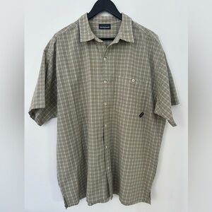 Vintage Patagonia Men’s Plaid Short Sleeve Button-Down Shirt (Fits Like XL)